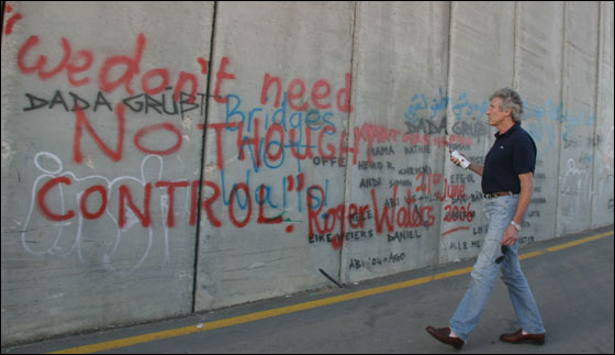 roger_waters_graffitis_the_wall