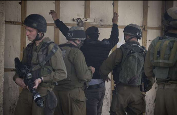 L'armée israélienne a mené des centaines de raids à travers la Cisjordanie et lancé des dizaines d'attaques sur Gaza. © Oren Ziv / ActiveStills