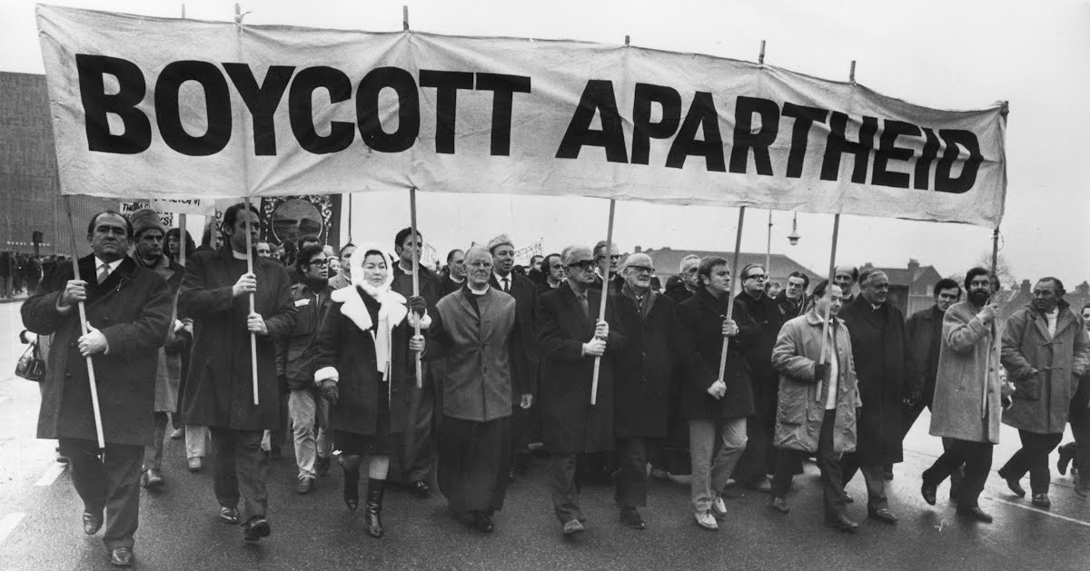 Anti-apartheid marchers on their way to Twickenham rugby ground in London, December 20, 1969 (Photo: Getty Images)