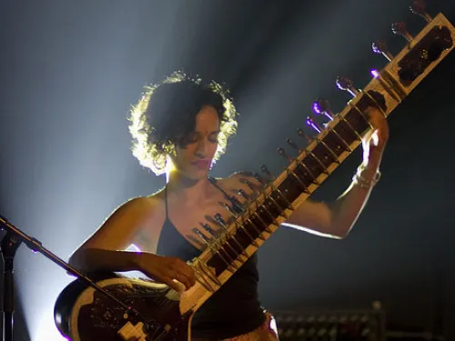 512px-Anoushka_Shankar.jpg